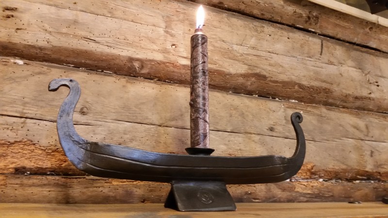 Viikinkilaiva kynttiläteline 85€